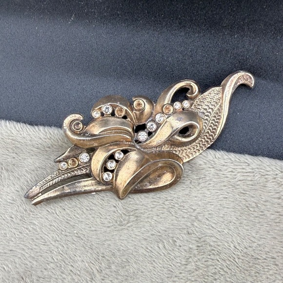 Estate Jewelry - Vintage Pot Metal Brooch Flower Gold‎ Tone Rhinestone READ